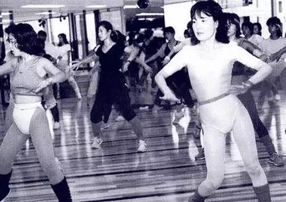 看看70年代的日本女性，为了生活下去，她们不惜抛头露面走上街头