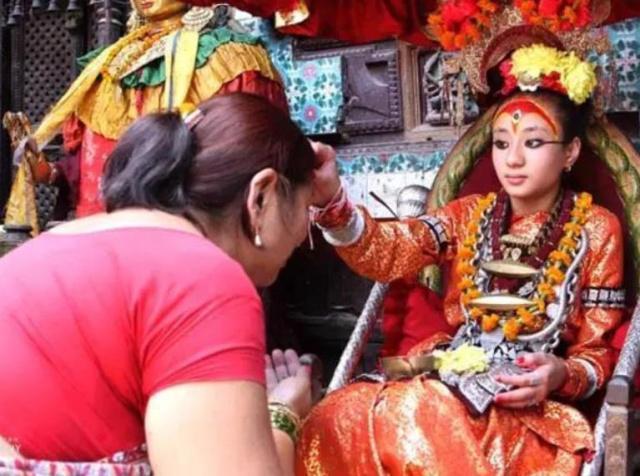 尼泊尔神秘“活女神”：脚不沾地国王都要跪拜，退位后却没人敢娶