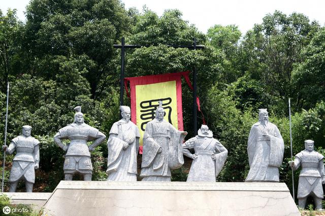 投降前一年，刘禅宫中一棵大树折断，谯周写下预示蜀亡的12字预言
