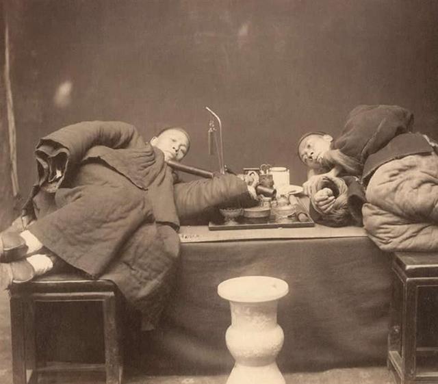晚清老照片：霸气十足的清朝官员，抽鸦片的男子萎靡不振！