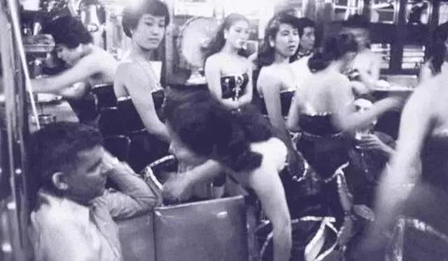 看看70年代的日本女性，为了生活下去，她们不惜抛头露面走上街头