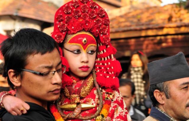 尼泊尔神秘“活女神”：脚不沾地国王都要跪拜，退位后却没人敢娶