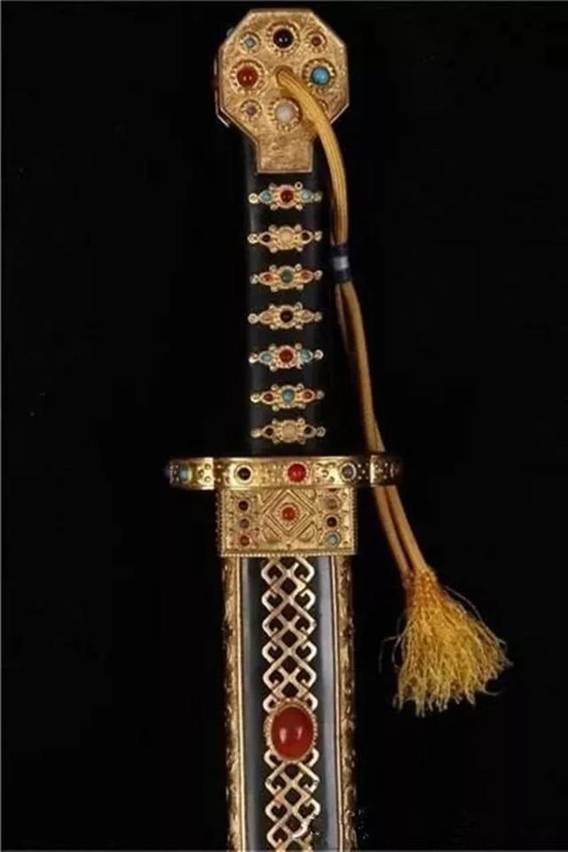 世界三大皇帝剑：拿破仑宝剑布满43颗宝石，乾隆御用剑更是奢华